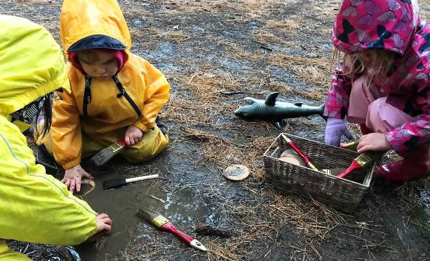 children paint with mud at the Kortright Centre Nature School