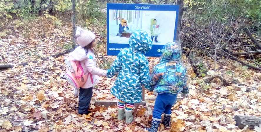students in The Nature School preschool program enjoys outdoor winter activities